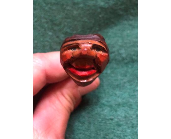 Mignon wooden pipe carved with a grotesque figure.     