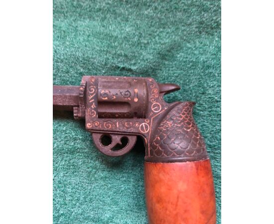 Briar and bakelite pipe depicting a gun.     