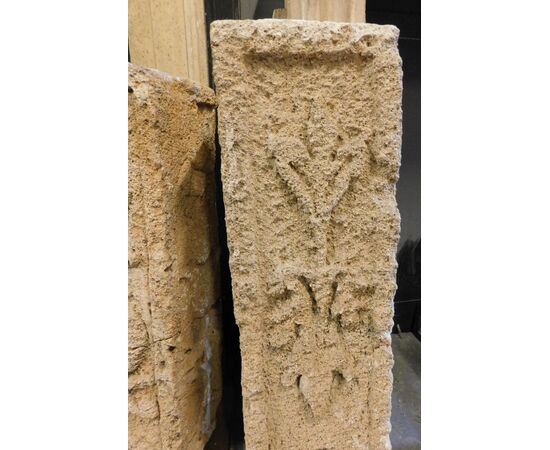 dars138 two heads of stairs in carved stone, meas. cm h 75 x cm l 23 x d. 19 cm     