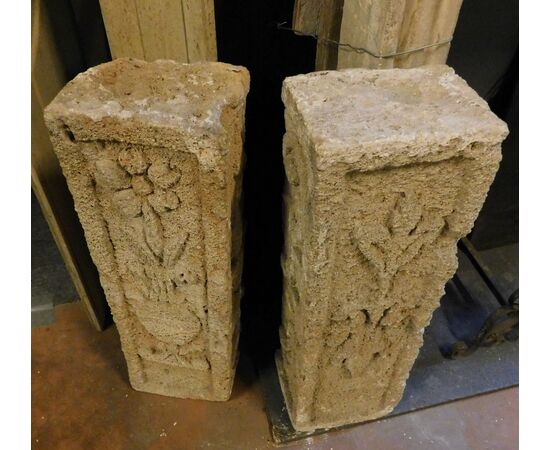 dars138 due capiscala in pietra scolpiti, mis. cm h 75 x cm l 23 x p. 19 cm 
