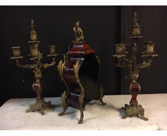 al224 - fireplace triptych consisting of clock and candlesticks, mid 19th century     