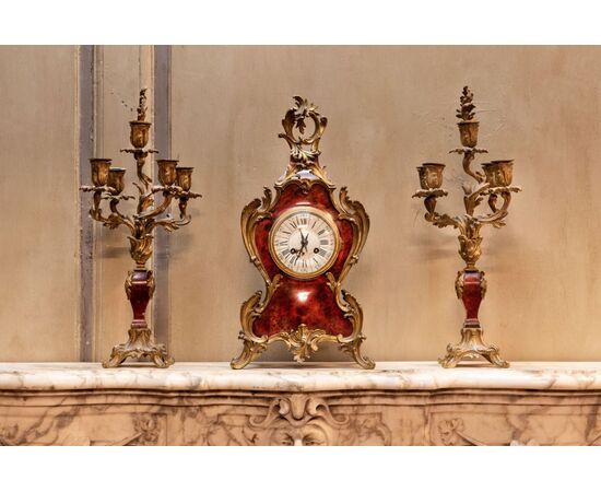 al224 - fireplace triptych consisting of clock and candlesticks, mid 19th century     
