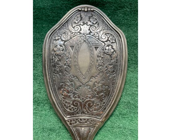 Specchio in argento inciso con motivi floreali e neoclassici.Punzone sconosciuto.