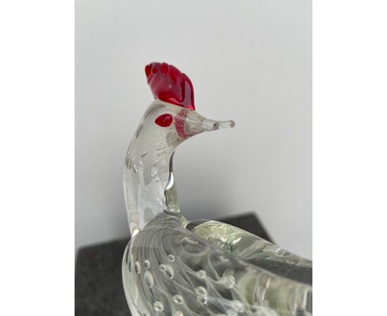 Uccello in vetro trasparente a bolle e variegature con dettagli rossi.Murano