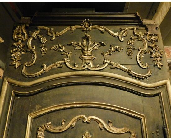 pti534 door with richly carved frame, meas. h 292 cm xl 155 cm     