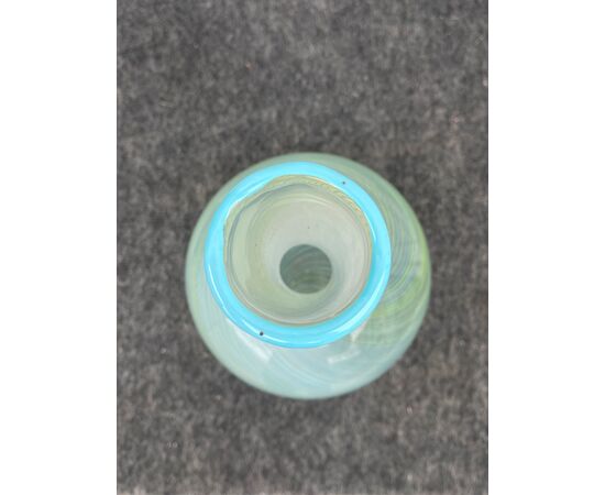 Vaso in vetro con inclusioni policrome a spirale.Murano.