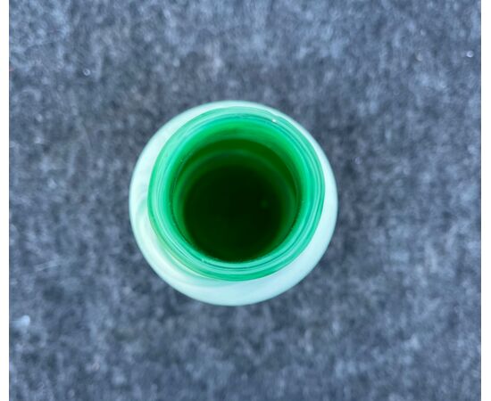 Vasetto in vetro verde con ‘pettinature’lattimo.Murano