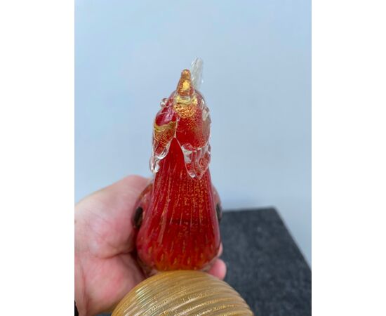 Uccello in vetro sommerso policromo con inclusione a bolle e foglia oro.Archimede Seguso