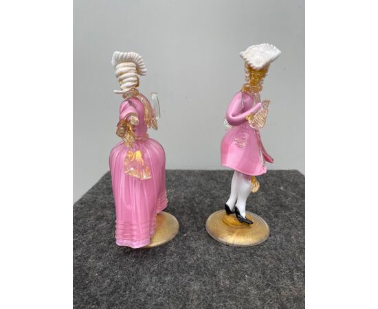 Pair of figures with details in lattimo and gold leaf. A.Ve.M. manufacture     