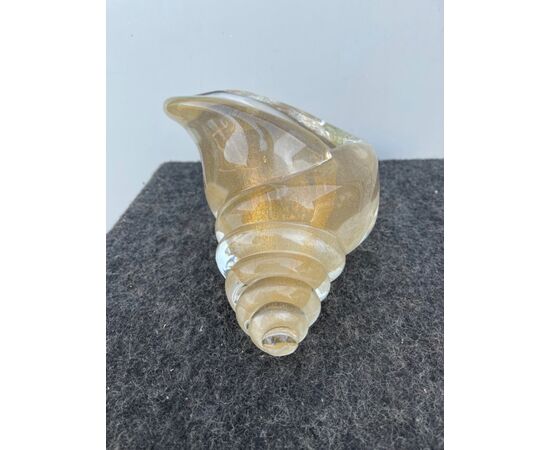 Shell-shaped glass vase Seguso manufacture, Murano.     