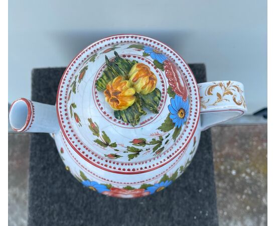 vaso-versatoio da farmacia in maiolica con decoro floreale e stemma in rilievo della famiglia Ricotti..Bassano.