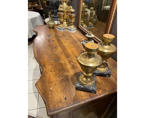 Chest of drawers with shaped front of the 18th century in walnut briar     