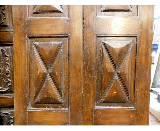 pti685 - poplar door with diamond-point panels, 17th century, size cm l 99 xh 205     