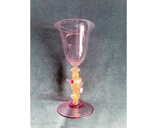 Bicchiere in vetro iridato con foglia oro e applicazioni floreali.Firma sulla base.Murano.