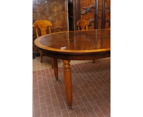 Extendable oval table in walnut briar     