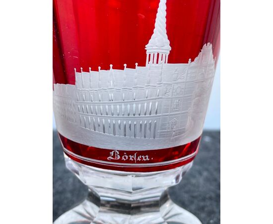 Bicchiere boemia in vetro incamiciato con decoro alla mola su medaglione raffigurante architetture.