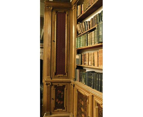  lib108 - libreria ad angolo laccata e dipinta, epoca '900, cm l 274 x h 288
