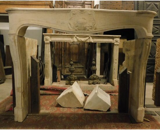 chp334 - Burgundy stone fireplace, 18th century, measuring cm l 146 xh 116 x d. max 72 cm     