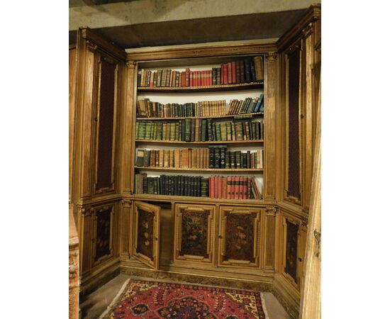 lib108 - lacquered and painted corner bookcase, period &#39;900, cm l 274 xh 288     
