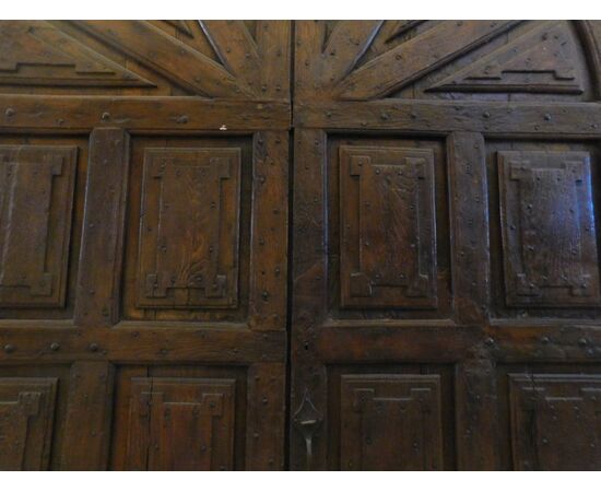 ptn095 walnut door with carved panels, 17th century, width. 220 x 310 cm     