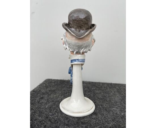 Scultura in porcellana policroma raffigurante testa di uomo con cappello e pipa.Giuseppe Cappe’.