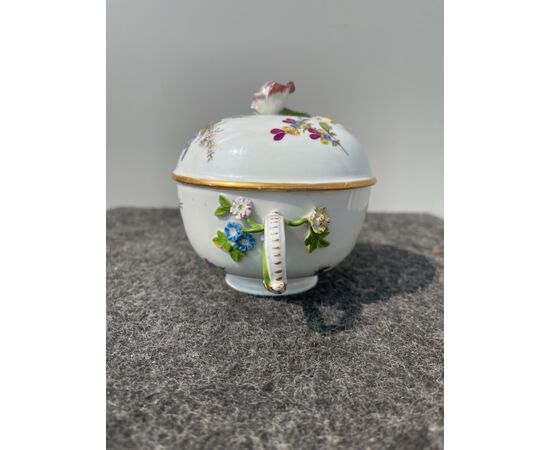 Cup with lid in porcelain with floral decoration.Meissen     