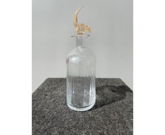 Bottiglia in vetro costolato con tappo con inclusioni oro.Carlo Moretti.