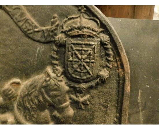 p036 - piastra in ghisa rappresentante il Re Sole a cavallo, cm l 62 x h 74 x sp. 4 cm