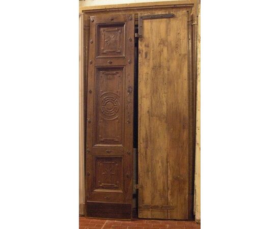 ptci358 door in walnut with carved decorations, mis. cm 96 x 211 x 6.5 era mid-800