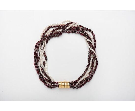 Garnet and river pearls necklace with gold clasp - G / 227     