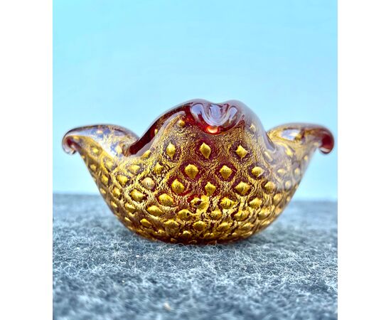 Vasetto portacenere in vetro pesante sommerso amaranto con inclusioni oro ‘balloton’.Manifattura Barovier e Toso.Murano.