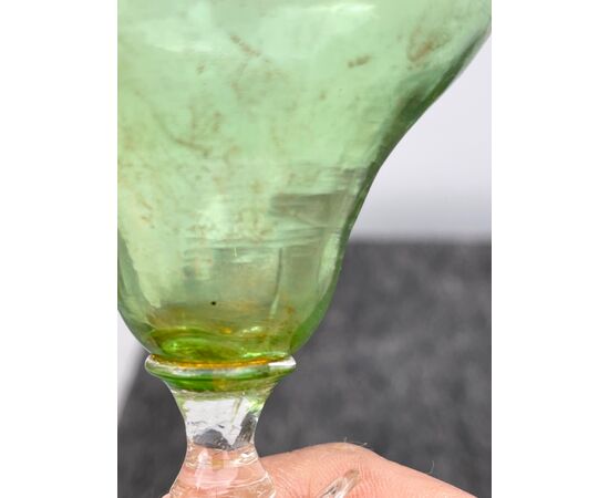 Vasetto globulare in vetro leggero verde e oro.Manifattura Salviati.Murano.