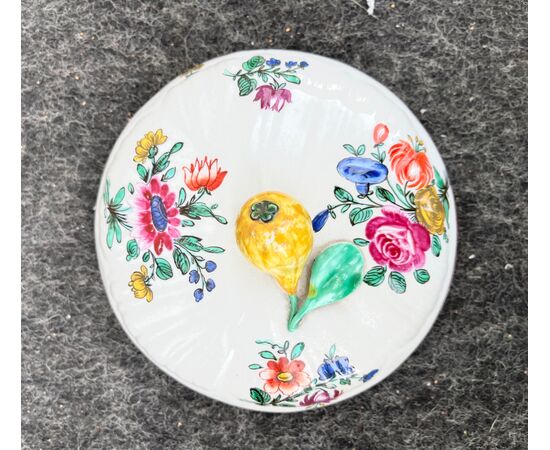 Tazza da puerpera in porcellana ‘masso bastardo’ decorata alla rosa e mazzetti di fiori.Manifattura di Doccia-Ginori.