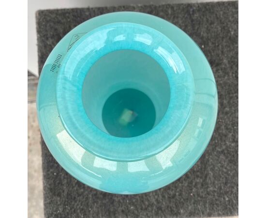Vaso globulare in vetro sommerso azzurro con foglia oro.Barovier &Toso.