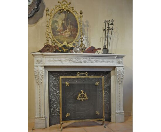 neoclassical fireplace with reducer with sculpted front with subject of acanthus leaf, bow and arrows     