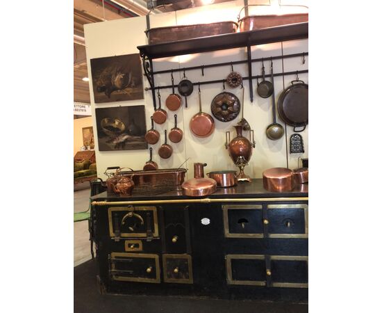 Nime chimney kitchen with copper accessories     
