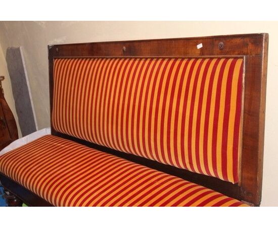 Piccolo divano in legno di noce, Siena XIX secolo  L’altezza 110 cm, la larghezza 160 cm e lo spessore 43 cm