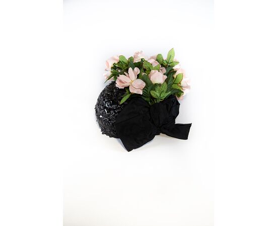 “Marie Mercié” – Paris London – Made in France – Cappello anni ’50 base rafia con fiori di seta applicati e nastro chiuso a fiocco