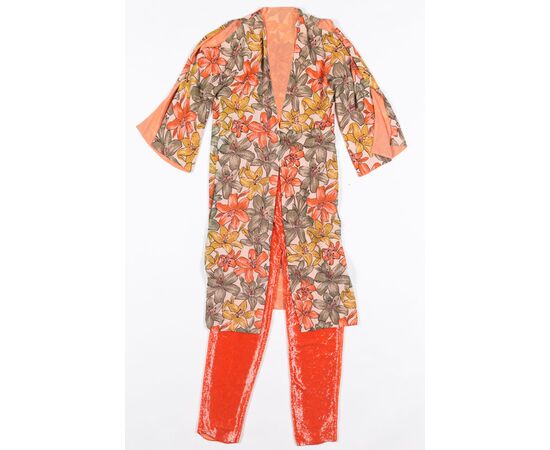 “Mila Schön” 2pz casacca stampa fiori e pantaloni arancioni ricamati interamnte con baguette