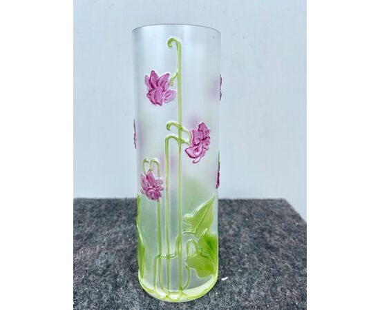Vaso a cilindro in vetro decorato a smalto con figure floreali in rilievo ‘art nouveau’.Francia.