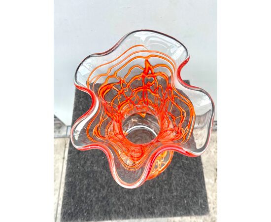 Vaso globulare trasparente con inclusioni a filamenti rossi.Manifattura Seguso.Murano.