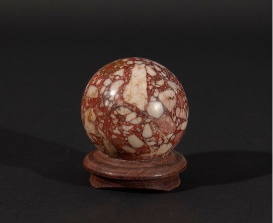 Sfera in marmo di breccia coralloin, diametro 7 cm