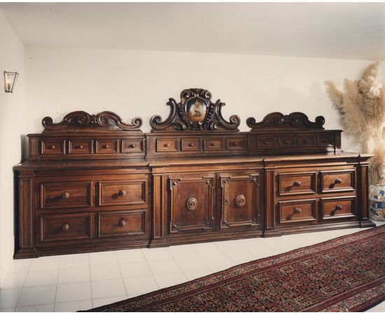 Ravenna, 17th century, Large sideboard with a raised coat of arms painted in walnut.     