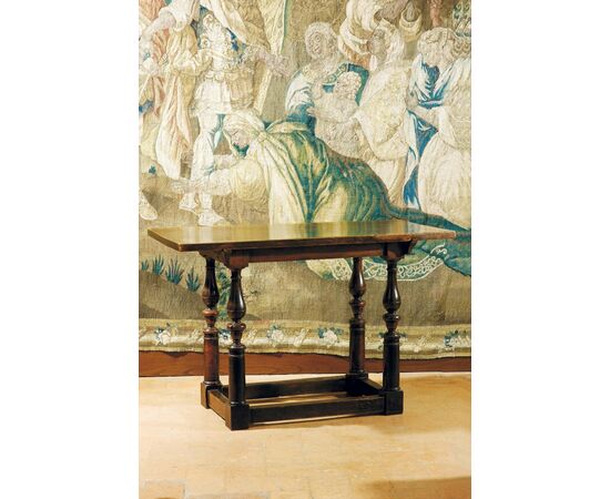 Emilia, 17th century, Coffee table with twisted legs in walnut wood     