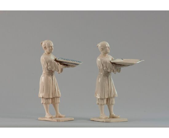 Bassano, (Seconda meta’ XVIII Secolo), Figure orientali porta biglietti da visita in porcellana grezza