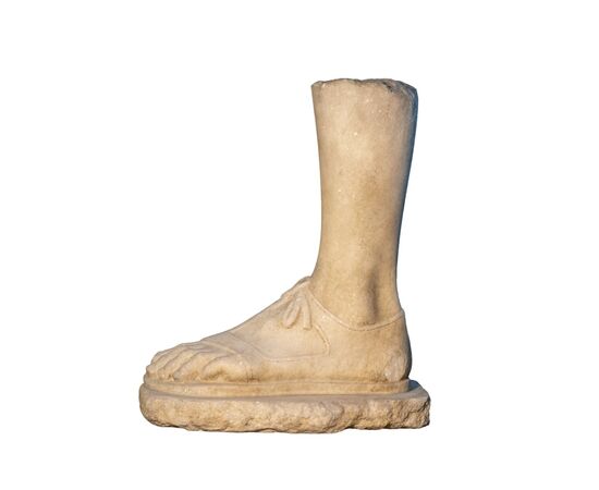 Roma, XIX Secolo, Piede con sandalo allacciato in marmo