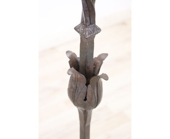 Grande candelabro antico da terra in ferro forgiato a mano sec XVII