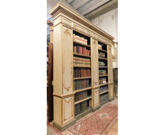 lib115 - libreria laccata, epoca '800, misura max. cm l 350 x h 327 x p. 50