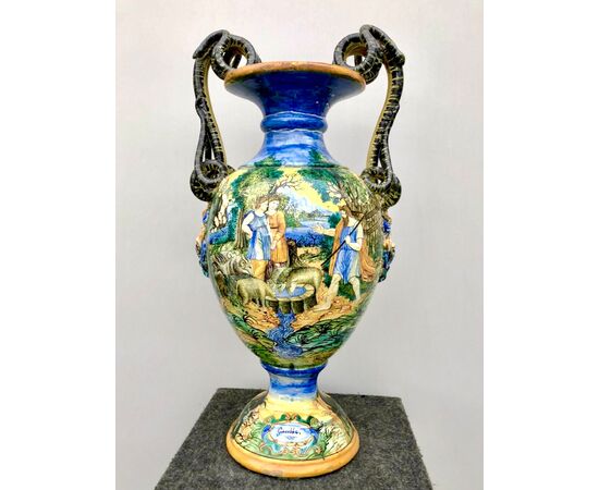 Grande vaso in maiolica con manici a serpenti,mascheroni e decoro istoriato,Manifattura Tito Magrini ,Pesaro.