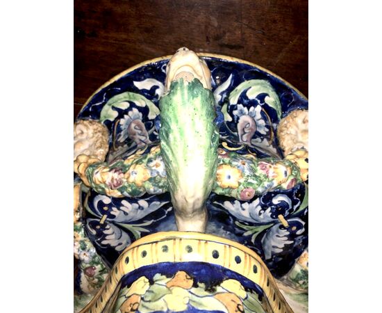 Vaso centrotavola a base trilobata con decoro a motivi vegetali stilizzati con mascheroni e festoni in rilievo.Manifattura Giustiniani.Napoli.